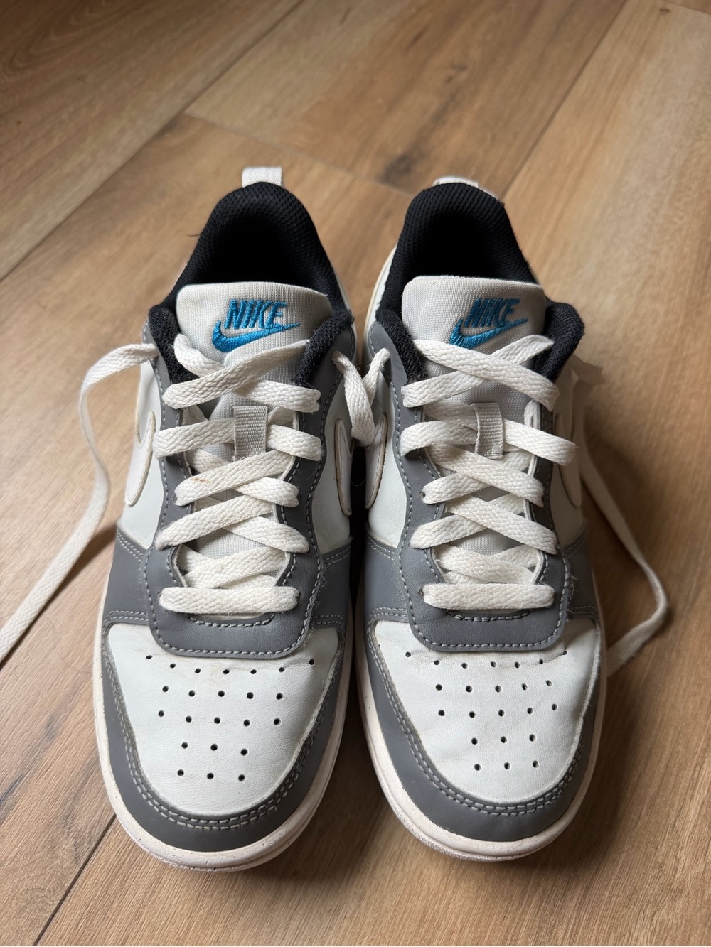 Kid’s Nike Low-Top Sneakers in White, Gray and Blue Logo